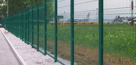 Welded wire fence