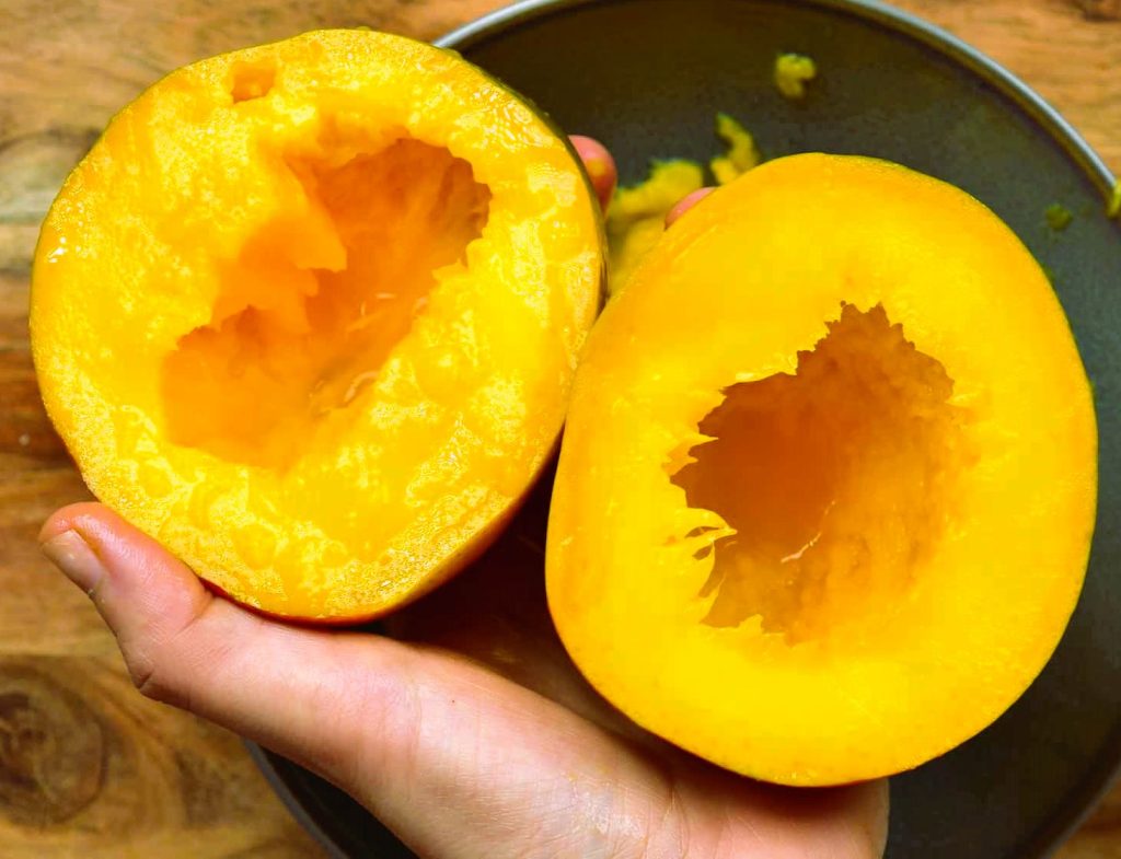 cut mango fruit for seeds